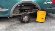 Aplasta camioneta a hombre; sostenía unidad con bote de plástico