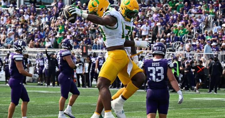 No. 4 Oregon cruises past Northwestern 34