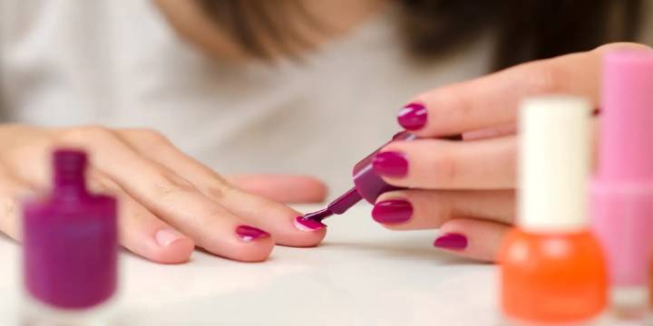 Químicos peligrosos en esmaltes en gel podrían causar cáncer: recomendaciones de un dermatólogo para usar estos productos de forma segura