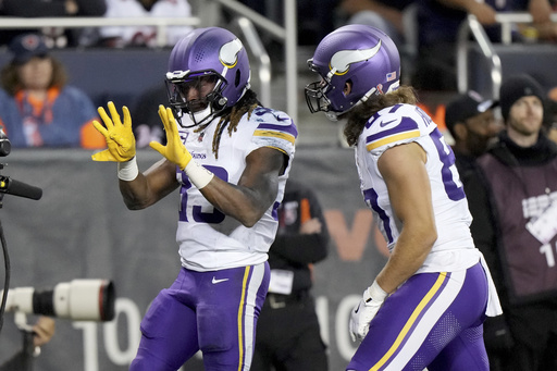 Juego terrestre de Vikings apoya debut de McCarthy con victoria clave ante Bears