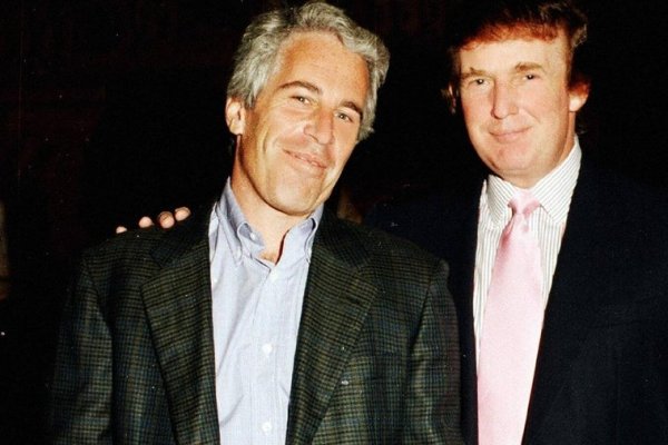 La Casa Blanca insiste en que Trump no escribió ni firmó la carta obscena a Epstein