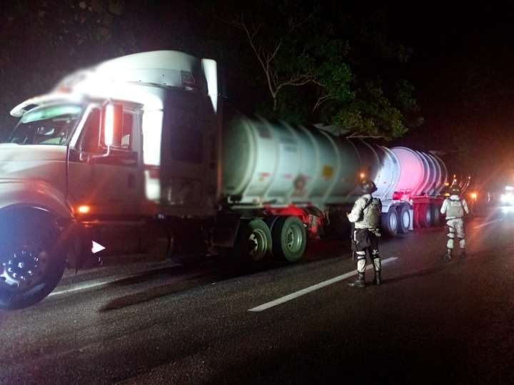 En Tabasco, GN asegura tractocamión con 62 mil litros de hidrocarburo