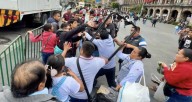 Pelea en el Zócalo: trabajadores de CDMX y ambulantes se enfrentan previo al Grito de Independencia