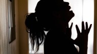 Mujer atrapada más de 30 horas en habitación se ingenió doloroso método para pedir ayuda