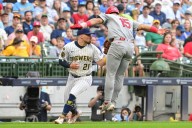 Deadspin | Cardinals edge Brewers to preserve slight wild-card chances