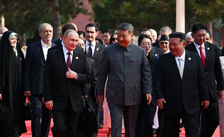 China exhibe poderío armamentístico con Putin y Kim flanqueando a Xi en el desfile militar