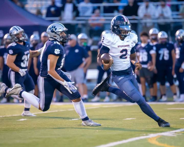 Photo Gallery from Macomb Dakota’s 28-14 victory over Sterling Heights Stevenson