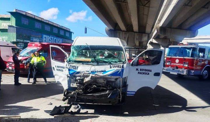 Dos muertos y cinco lesionados: choque de tráiler y una colectiva