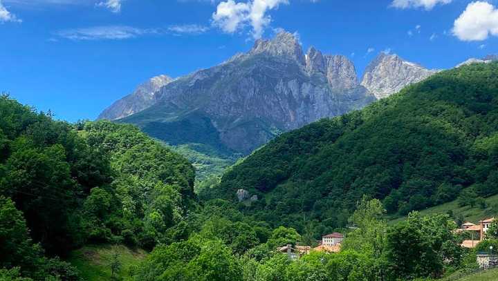 Desorientado y con síntomas de hipotermia: así se encontraba un senderista rescatado en Picos de Europa