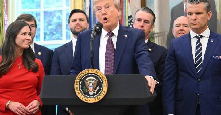 Trump anuncia que militares de EE. UU. “dispararon a un barco con droga” que salió de Venezuela
