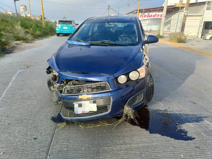Alcoholizado automovilista sufre choque y volcadura en calles de Villa Montaña