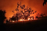 Dos incendios forestales en Galicia queman ya casi 1.000 hectáreas y obligan a evacuar varias aldeas