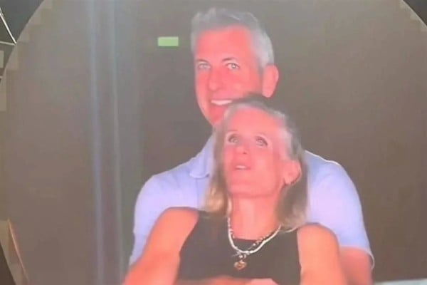 Pide ejecutiva divorcio tras escándalo en show de Coldplay