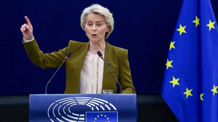 La Comisión Europea propone prohibir importar gas licuado ruso y limitar más su industria petrolera