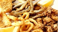 Ni pan rallado ni limón: el truco de las abuelas andaluzas para que el pescado frito quede perfecto