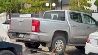 Abandonan camioneta robada con armas frente a periódico en el centro de Culiacán