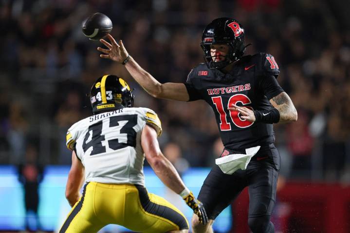 Deadspin | Mark Gronowski's 3 rushing TDs take Iowa past Rutgers