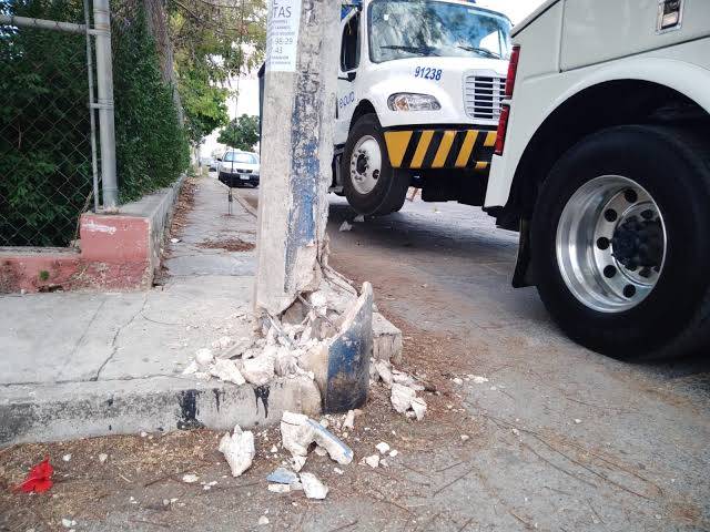 Tráiler derriba poste y  cables
