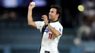 Sergio Pérez lanza la primera bola en Dodger Stadium