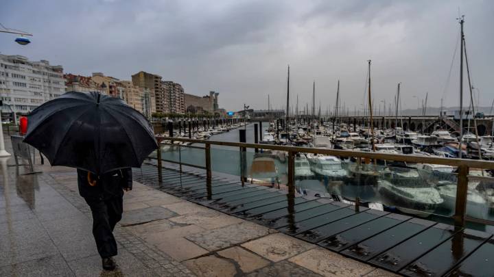 La AEMET activa la alerta roja por "lluvias torrenciales" ante la llegada de una borrasca "potencialmente peligrosa"