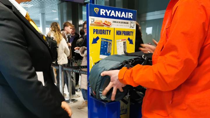 Ryanair aumenta el tamaño del equipaje de mano gratis e incentiva a su plantilla para que rechace más maletas
