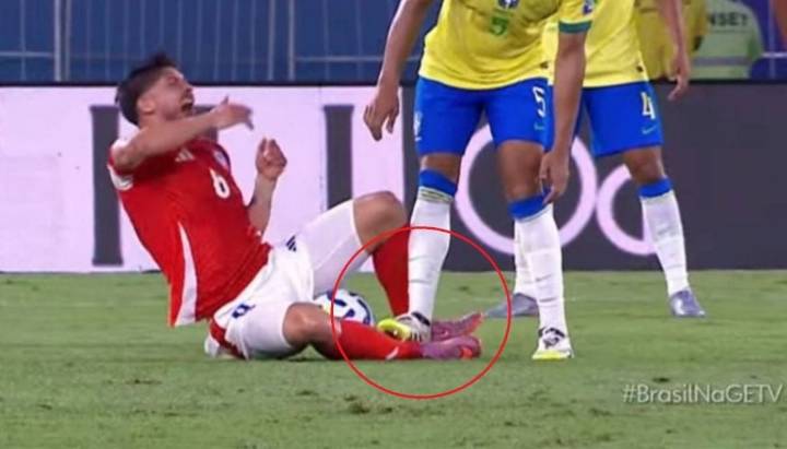 "Asalto a mano armada": el error arbitral que generó indignación en los hinchas de la Selección Chilena