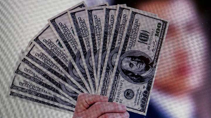 Dólar cierra con tendencia a la baja este lunes, ¿en cuánto se negocia?