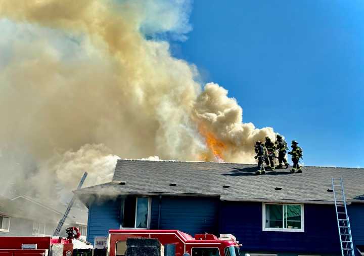 Seven people displaced, one firefighter injured in apartment fire in Minnehaha area of Vancouver