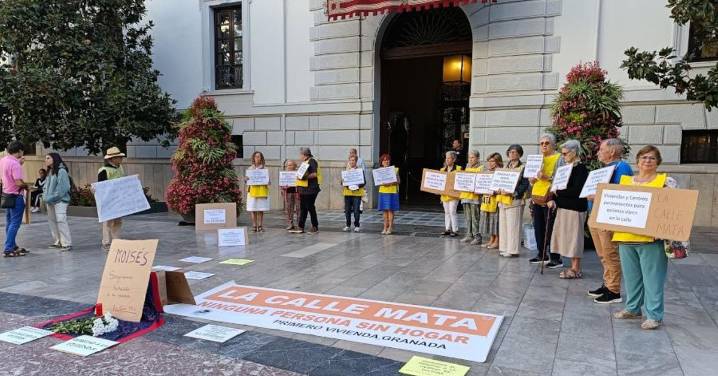 Homenaje y despedida a una persona sin hogar fallecido en las calles Granada