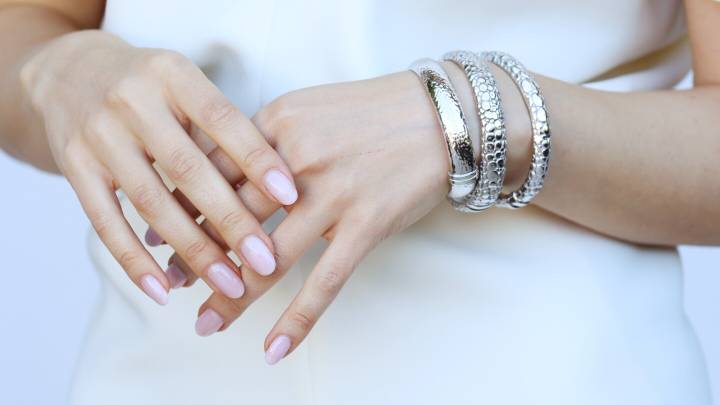 De uñas francesas a manicure elegante, los nail art que estarán de moda todo el 2025
