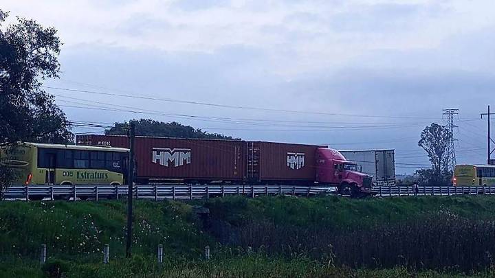 Accidente de tráiler genera caos vial en la autopista Toluca