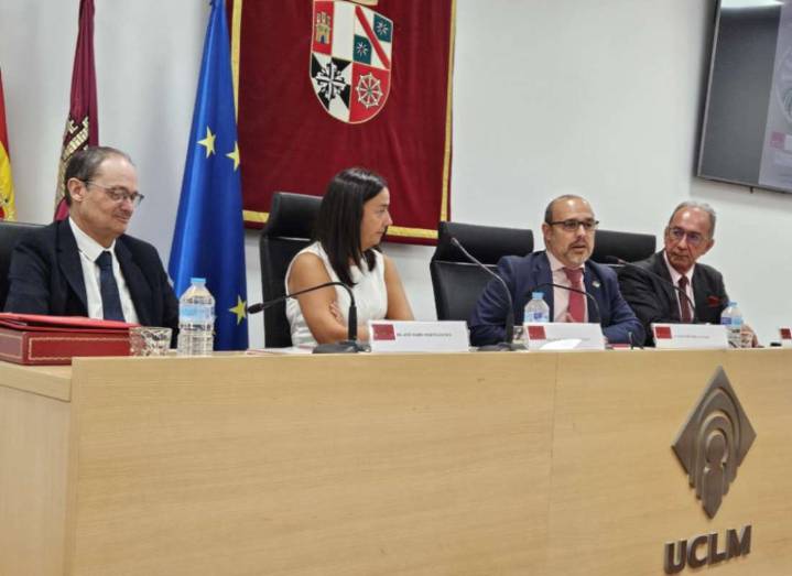 El presidente de las Cortes de CLM rechaza los mensajes «injuriosos» de Vox en el pleno