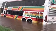 Rescate en lancha de 40 pasajeros tras quedar un micro varado por la tormenta de Santa Rosa