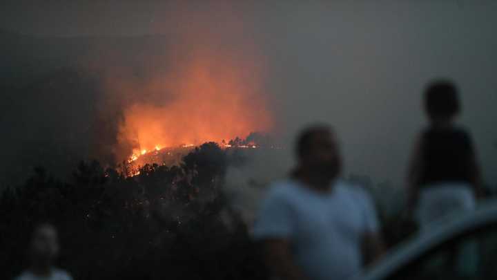 Se mantiene el nivel 2 de alerta en el incendio de Pantón (Lugo), pero el alcalde confirma que ya "no hay peligro para las casas"