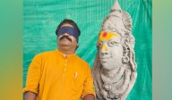 Sculptor Hothi Basavaraj makes Kanakadurga bust blindfolded in 70 minutes