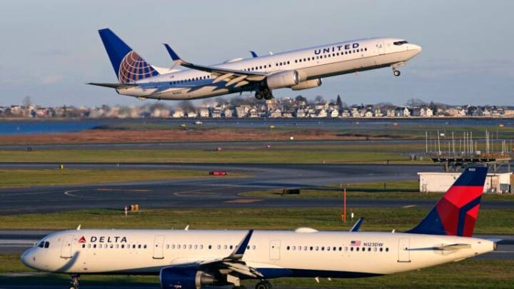 ‘It’s not weird’: The people who love to stare at airplane flight maps