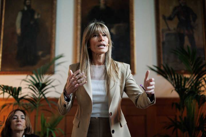 Begoña Gómez comparece ante el juez para ser informada sobre el juicio por malversación que se resolverá con un jurado popular