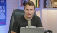 Desgarradora escena: Transmitieron show de Charlie Kirk en vivo con su asiento vacío (VIDEO)
