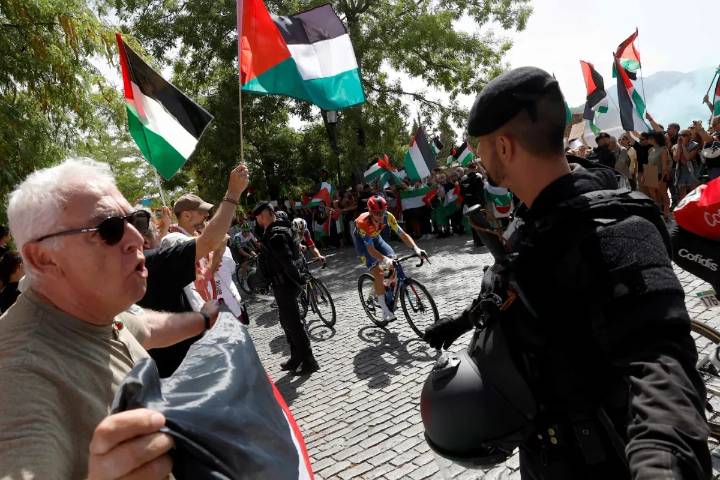 Reducen etapa de la Vuelta a España ante protestas a favor de Palestina