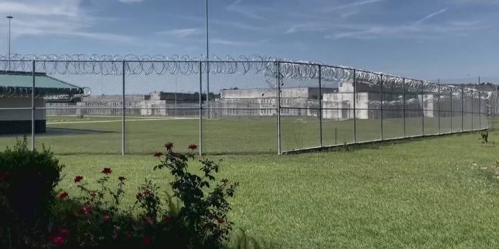 Former SC correctional officer among those accused of sending drug