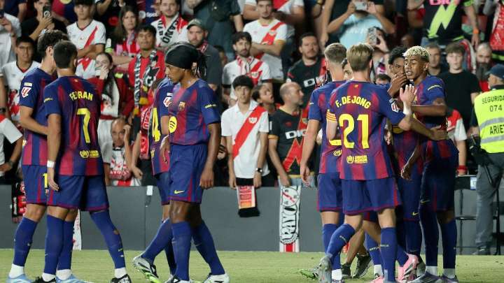 “Aquí no se da nada”: el momento en el que hinchas del Rayo Vallecano impidieron que futbolistas del Barcelona le regalen sus camisetas