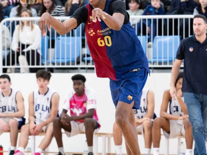 El Lamine Yamal del básquet: mide 2,10 metros con 13 años, la rompe en el Barcelona y no le permiten debutar por su edad