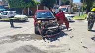 Por Pasarse el Alto Camioneta Provoca Fuerte Choque en Crucero de Puebla