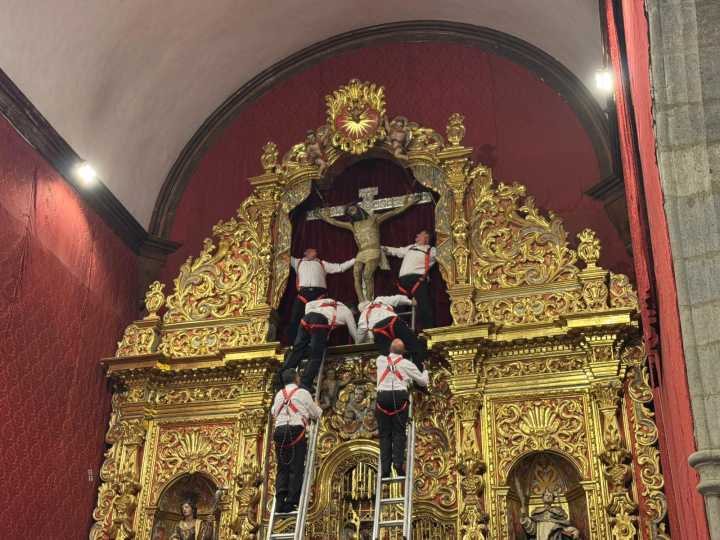 El Santo Cristo regresó al altar mayor