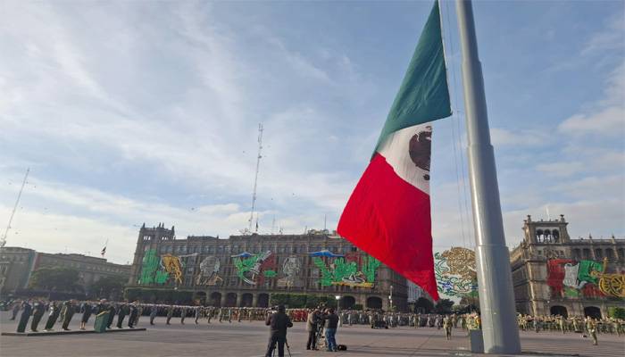 Sheinbaum iza bandera en conmemoración a víctimas de los sismos de 1985 y 2017