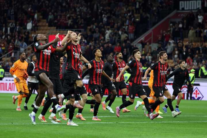 El Milan asaltó el liderato tras doblegar al Nápoles