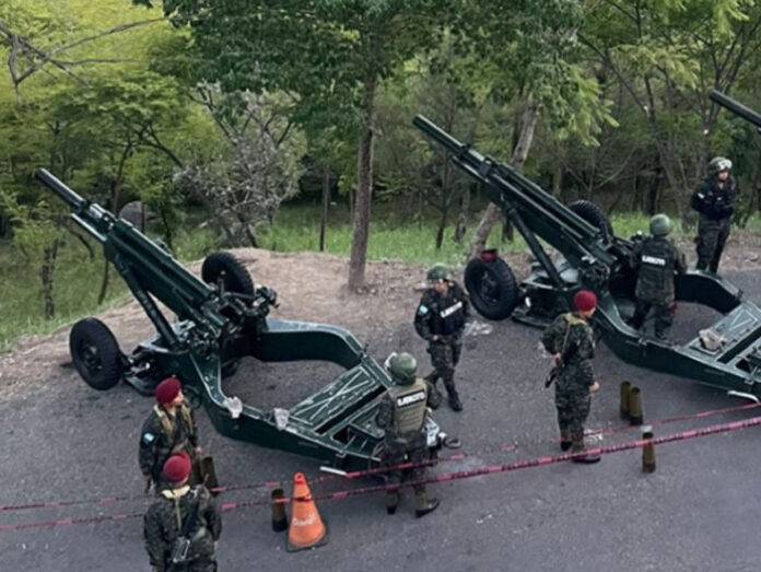 Fuerzas Armadas saludan a la patria con tradicionales cañonazos