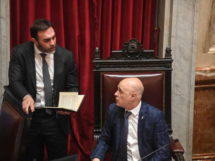 Tras voltearle un veto, el Senado aprobó un proyecto que modifica la ley de DNU y limita el poder de Milei