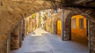 El pueblo en la frontera con Aragón con pasadizos, un deshabitado y un pantano en el Pirineo
