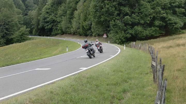 Unas líneas pintadas en las curvas peligrosas se probarán para reducir accidentes de moto